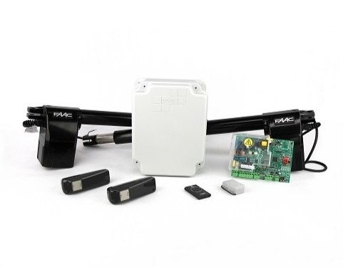 Na zdjęciu znajduje się zestaw automatyki do bram skrzydłowych, składający się z dwóch siłowników FAAC, centralnej białej skrzynki sterującej, dwóch czarnych fotokomórek, jednego pilota oraz zielonej płytki elektronicznej z złączami i elementami elektronicznymi.