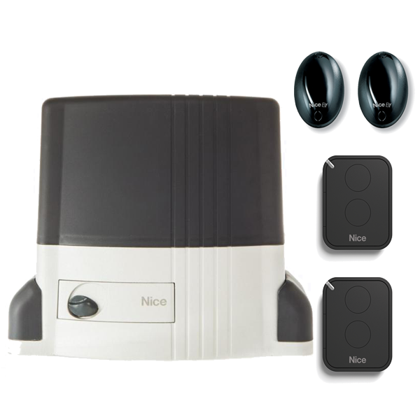 Na zdjęciu znajduje się zestaw automatyki do bram przesuwnych marki Nice, składający się z centralnej jednostki sterującej w kolorze szaro-białym z napisem 'Nice' oraz dwóch czarnych pilotów z dwoma okrągłymi przyciskami i dwoma czarnymi sensorami fotokomórek w owalnym kształcie z białym napisem 'Nice'. Elementy są ułożone na białym tle, centralna jednostka zajmuje lewe i środkowe miejsce, a piloty i sensory są ułożone po prawej stronie zdjęcia.