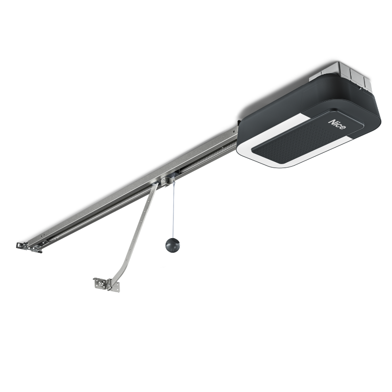 Na pierwszym zdjęciu widoczny jest sztywny mechanizm do automatycznego otwierania garażowych drzwi rolowanych, złożony z metalowej szyny, podwieszonego ramienia oraz czarno-białej obudowy silnika z logo Nice na górze urządzenia.