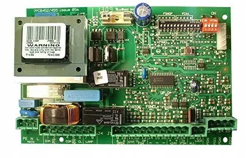 Pojedyncza płytka elektroniczna sterownika z wieloma elementami elektronicznymi, w tym kondensatorami, przekaźnikami, złączami śrubowymi i oznaczeniami, przeznaczona do sterowania automatyką bramową.