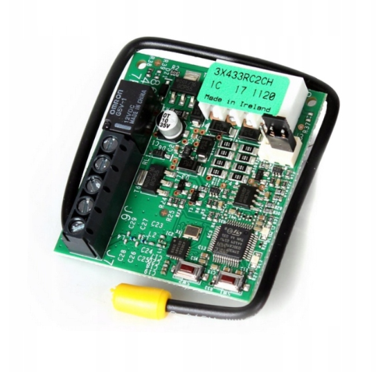 Mała zielona płytka drukowana z wieloma elementami elektronicznymi, w tym przekaźnikiem Omron i złączem śrubowym, zapakowana w czarną obudowę z przewodem zakończonym żółtym konektorem.