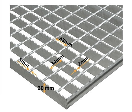 Fragment metalowej kratownicy z wymiarami: oczka o boku 34 mm i 38 mm, grubość drutu poprzecznego 5 mm, drutu podłużnego 2 mm oraz ramki o szerokości 30 mm, wykonana z ocynkowanego metalu.