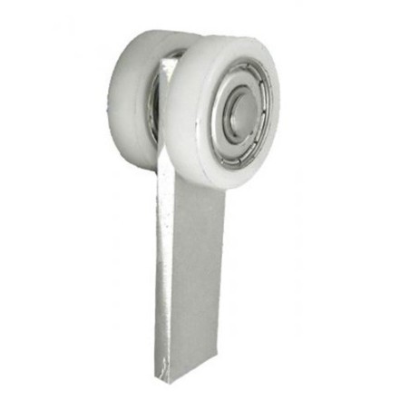 Mały element metalowy z dwoma białymi kołami na łożyskach, ustawionymi równolegle i połączonymi metalowym uchwytem w kształcie litery L.