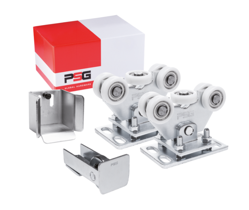 Na zdjęciu znajduje się zestaw metalowych elementów do drzwi przesuwnych, w skład którego wchodzą dwa rolki jezdne na czterech biało-plastikowych kółkach zamontowanych na metalowej podstawie oraz dwa ograniczniki przesuwu drzwi, również wykonane z metalu. W tle widać pudełko z logo PSG w kolorach czerwono-białych, oznaczające markę produktu.