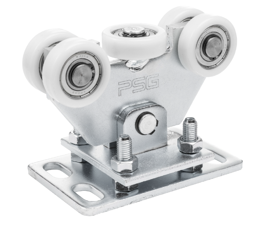 Metalowa rolka jezdna typu wózek z trzema parami białych kółek na łożyskach kulkowych, zamontowana na stalowej podstawie mocującej z dwoma otworami montażowymi. Obudowa wózka wykonana ze srebrnego metalu oznaczona napisem PSG, elementy połączeniowe to śruby i nakrętki.