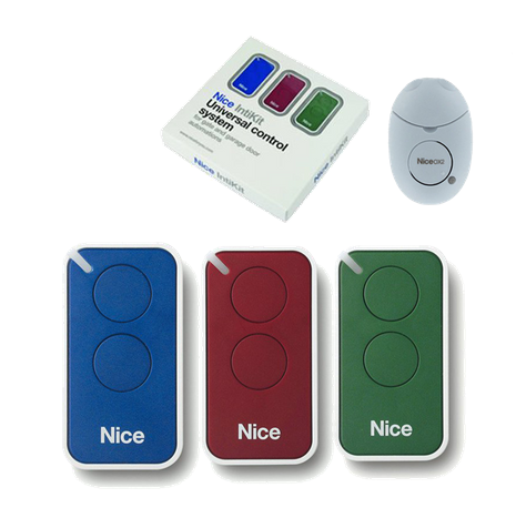 Na zdjęciu widoczny jest zestaw trzech pilotów do bram automatycznych w kolorach niebieskim, bordowym i zielonym, każdy z dwoma okrągłymi przyciskami i napisem 'Nice' na dole. Obok znajdują się biała centralka sterująca 'Nice' z trzema kolorowymi przyciskami i biały pilot z jednym okrągłym przyciskiem z napisem 'Nice_one'.