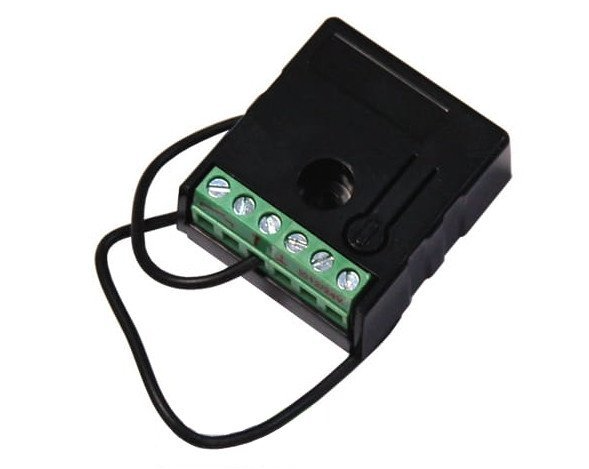 Na zdjęciu znajduje się czarna obudowa elektroniczna z zielonym modułem śrubowym, na którym są umieszczone sześć metalowych śrub do mocowania przewodów. Obudowa ma kształt prostopadłościanu z wbudowanym otworem montażowym oraz dwoma czarnymi przewodami połączonymi ze sobą.
