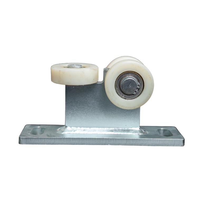 Metalowa konstrukcja z podstawą o dwóch otworach montażowych, zamocowane są na niej trzy białe, plastikowe kółka z łożyskami, ułożone w konfiguracji 2 kółka z jednej strony i 1 po drugiej stronie.