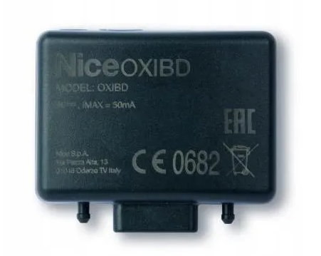 Czarny moduł elektroniczny Nice OXIBD o prostokątnym kształcie z opisem modelu i certyfikatami, posiadający dwa krótkie wystające bolce i złącze dolne w postaci plastikowego adaptera.
