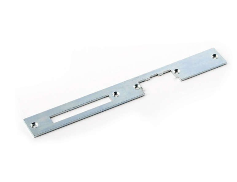Metalowy płaski zaczep do zamka, z prostokątnym wycięciem o wymiarach 74x12 mm oraz pięcioma otworami montażowymi, osadzony na końcach i w środku elementu.