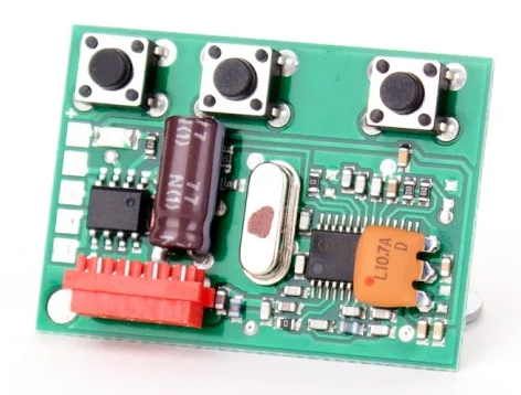 Zielona płytka elektroniczna z trzema czarnymi przyciskami, dużym kondensatorem elektrolitycznym, rezonatorem kwarcowym oraz stabilizatorem, przeznaczona do sterowania automatyką bramową.
