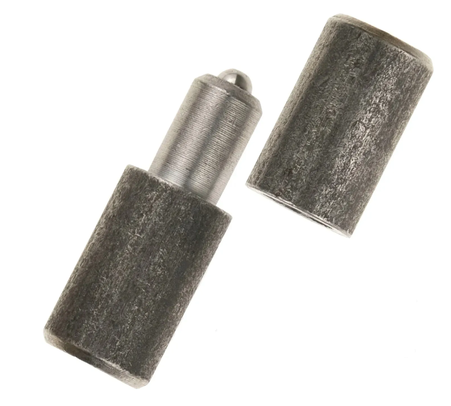 Na zdjęciu widoczny jest stalowy pisak kulkowy z metalową końcówką w kształcie styka, umieszczony częściowo w czarnej, walcowatej obudowie, z oddzieloną pokrywą z tego samego materiału obok. Oba elementy mają matową, industrialną fakturę, a pisak jest ustawiony na białym tle, co podkreśla detal konstrukcji.