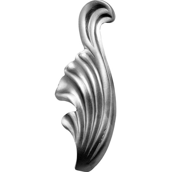 Na zdjęciu znajduje się metalowy ornament dekoracyjny o kształcie stylizowanego liścia z wyraźnie podkreślonymi żebrami i zaokrąglonym zakończeniem w górnej części. Element ma gładką, lekko błyszczącą powierzchnię i jest utrzymany w srebrnym kolorze.