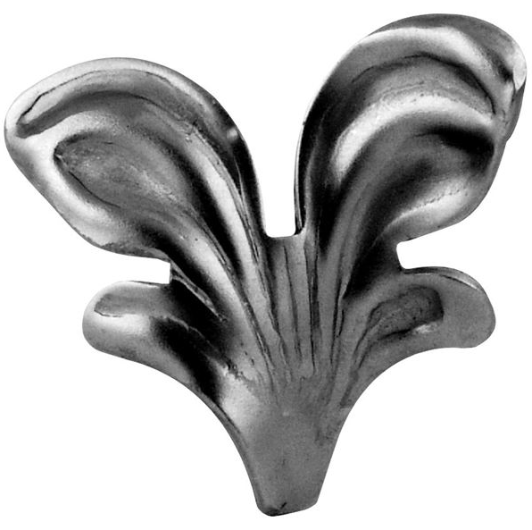 Na zdjęciu znajduje się ozdobny element metalowy przypominający liść lub stylizowany kwiat, wykonany z błyszczącego, polerowanego metalu. Element ma trzy główne wygięte ku górze, wypukłe płatki z wyraźnymi żłobieniami biegnącymi od podstawy ku końcom.