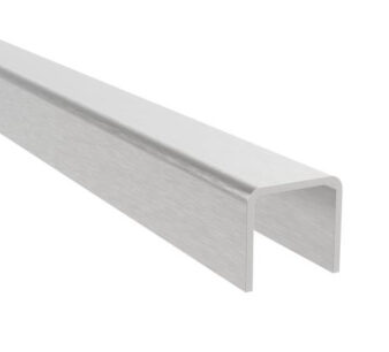 Na zdjęciu znajduje się profil aluminiowy w kształcie litery U wykonany ze szczotkowanego aluminium o jasnosrebrnym kolorze. Profil ma kwadratowy przekrój i jest przedstawiony na białym tle pod kątem, który eksponuje jego kształt i strukturę powierzchni.