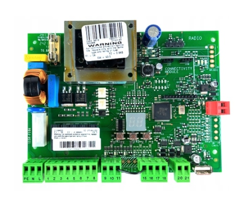 Zielona płytka sterownika z wieloma elementami elektronicznymi, oznaczeniami i złączami śrubowymi, z umieszczonym modułem radiowym z białą etykietą i dużym kondensatorem.