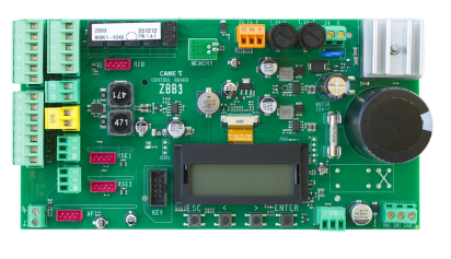 Duża zielona płytka sterująca z wyświetlaczem LCD, wieloma komponentami elektronicznymi, gniazdami złączowymi z lewej strony oraz oznaczeniami sprzętowymi, model ZBB3 firmy CAME.
