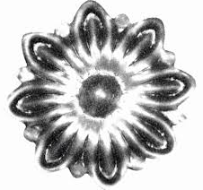 Czarnobiałe zdjęcie przedstawia metalowy, ozdobny element w kształcie kwiatu z ośmioma zaokrąglonymi płatkami i centralną wypukłą częścią. Element ma metaliczny połysk i wyraźne cieniowanie podkreślające fakturę i trójwymiarowość.