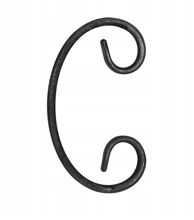 Metalowy element dekoracyjny w kształcie dużej litery C, wykonany z czarnej, metalowej rury o średniej grubości, zakończony spiralnymi zawinięciami po obu końcach.