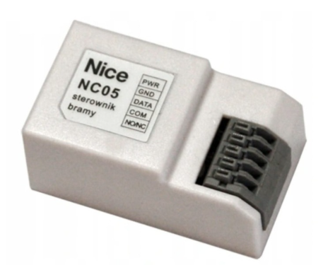 Małe białe urządzenie elektroniczne z napisem 'Nice nc05 sterownik bramy' na naklejce oraz oznaczeniem pinów: PWR, GND, DATA, COM, NO/NC. Z boku urządzenia znajduje się złącze z sześcioma metalowymi pinami do podłączenia kabli.