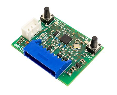 Mała zielona płytka elektroniczna modułu z wieloma elementami powierzchniowymi, w tym układami scalonymi, dwoma czarnymi przyciskami na krawędziach oraz niebieskim złączem wielopinowym.
