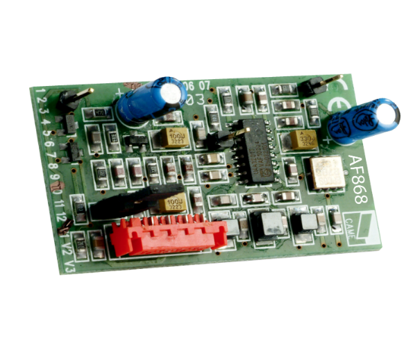 Mała zielona płytka elektroniczna AF868 z różnymi układami scalonymi, kondensatorami elektrolitycznymi i złączami pinowymi, oznaczona logo CAME.