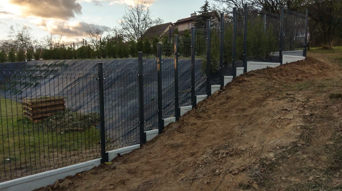 Jak ustawić słupki ogrodzeniowe na nierównym terenie? Jak ustawić słupki ogrodzeniowe na nierównym terenie?